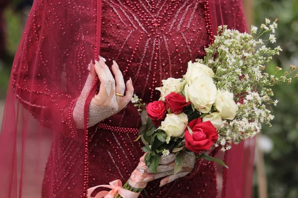 Close Uma Fêmea Vestido Vermelho Segurando Véu Buquê Com Suas — Fotografia de Stock