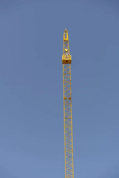 Tiro Vertical Guindaste Torre Contra Céu Sem Nuvens — Fotografia de Stock