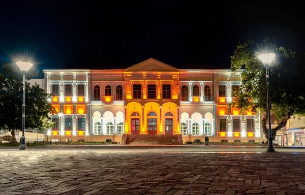 Горизонтальный Снимок Старого Здания Ночью Оранжевым Желтым Освещением — стоковое фото