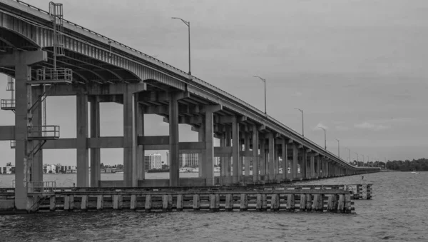 メイヤー砦の水の上の石の橋の灰色のショット — ストック写真
