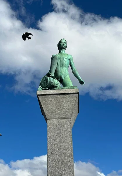スイスのチューリッヒで青い空に対するイヴァール ジョンソン像によるダビデの垂直ショット — ストック写真