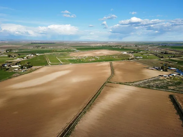 Μια Εναέρια Άποψη Drone Των Γεωργικών Εκτάσεων Και Πράσινα Λιβάδια — Φωτογραφία Αρχείου