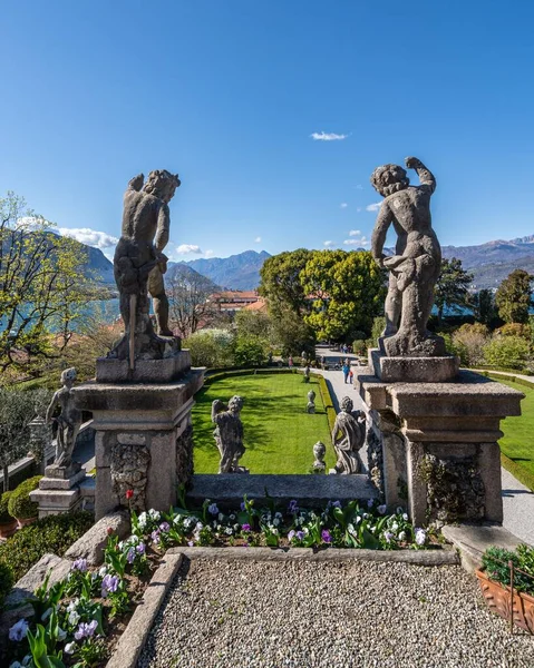 Statyer Och Skulpturer Dekorerar Den Italienska Trädgården Palazzo Borromeo Isola — Stockfoto