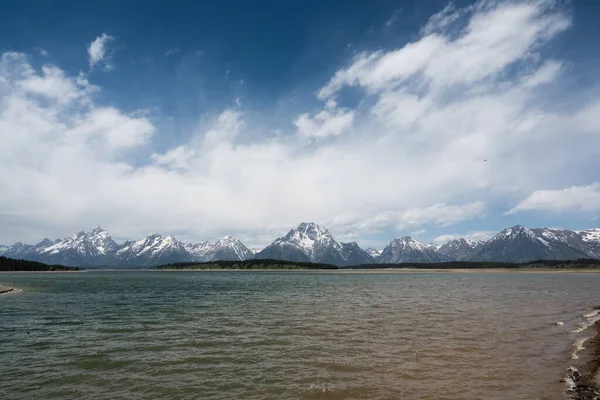 Jackson Lake Výhledem Hory — Stock fotografie