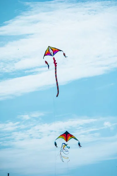 Een Verticaal Shot Van Kleurrijke Vliegers Vliegen Lucht — Stockfoto