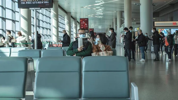 Ein Paar Liest Ein Buch Während Flughafen Wartet — Stockfoto