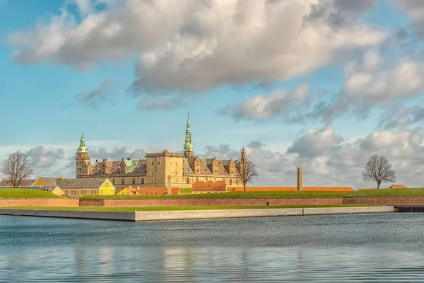 Красивый Снимок Замка Кронборг Воде Голубым Облачным Небом Хельсингоре Дания — стоковое фото