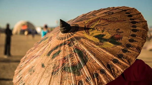 Výběr Tradičního Afrického Deštníku — Stock fotografie