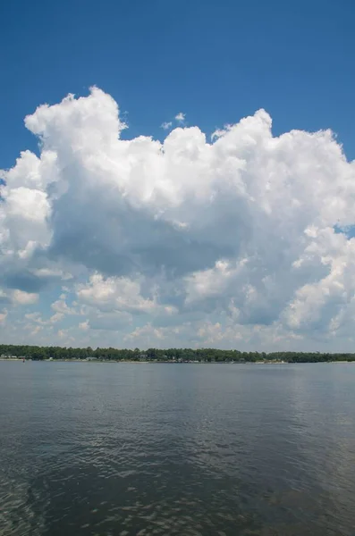 Uma Bela Vista Das Nuvens Cumulus Sobem Sobre Lago Dia — Fotografia de Stock