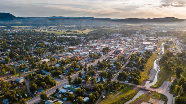 Dağların arkasındaki binalar ve ağaçlarla çevrili Sturgis 'in hava manzarası