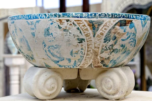 古いヴィンテージの装飾された陶器の洗面器の詳細のクローズアップショット粘土ポール上のボウル — ストック写真