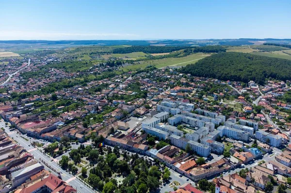 Reghin şehrinin hava manzarası - Romanya yukarıdan görülüyor, mures, yaz, insansız hava aracı