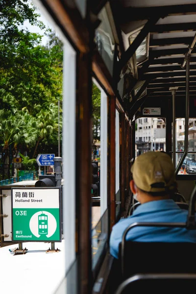 Вертикальный Снимок Мужчины Втором Этаже Автобуса Холланд Стрит Гонконге — стоковое фото