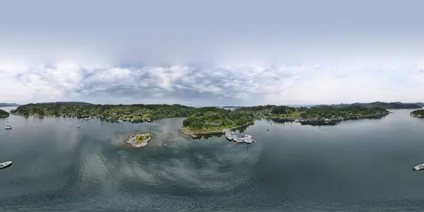 Grande Ângulo Aéreo Disparado Mar Exuberante Ilha Verde Barcos Nas — Fotografia de Stock