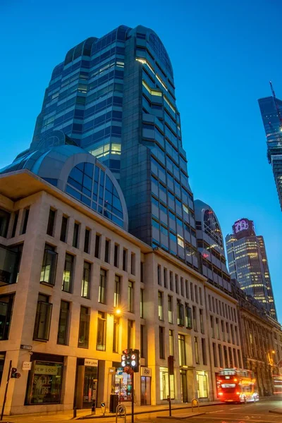 ロンドンのグレイスチャーチ ストリートの夕暮れ時の現代的な高層ビルの垂直ショット — ストック写真