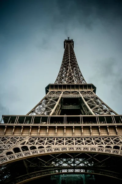 Una Toma Ángulo Bajo Torre Eiffel Día Nublado París — Foto de Stock