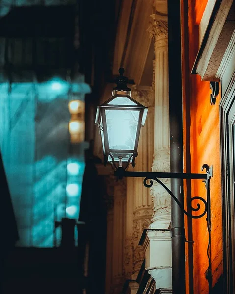 Stockholm 'deki gece yarısı şehrinde yakın plan bir ışık.