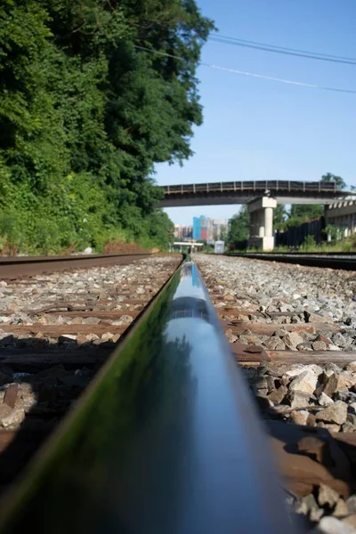 Een Verticaal Schot Van Een Spoorweg Staal Met Een Brug — Stockfoto
