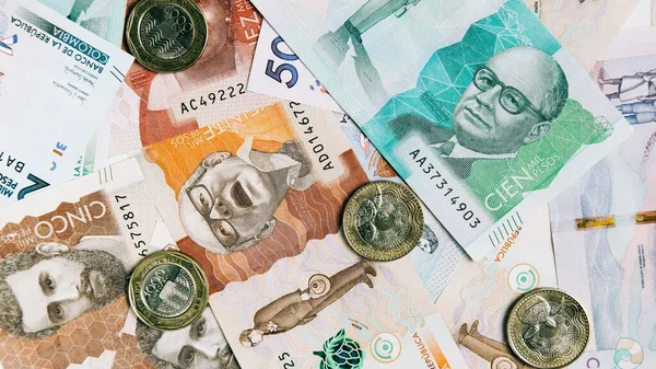 Dinero Colombiano Diferentes Denominaciones Con Monedas Concepto Empresarial —  Fotos de Stock