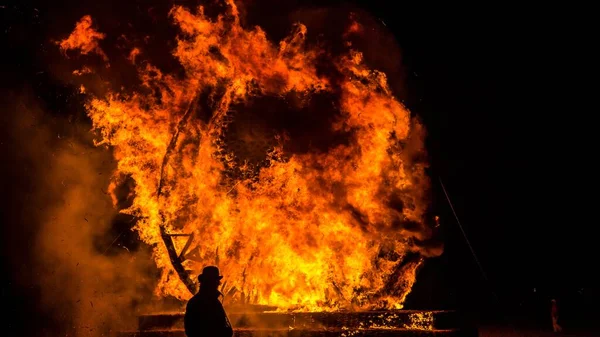 暗闇の中で炎とアフリカの燃える祭り — ストック写真