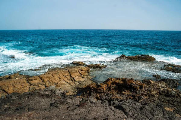 Bela Vista Costa Rochosa Oceano Atlântico Para Ondas Que Atingem — Fotografia de Stock