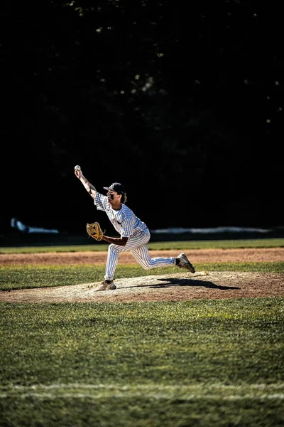 アメリカのマサチューセッツ州で開催されたサマーリーグ野球で投手がボールを投げ — ストック写真