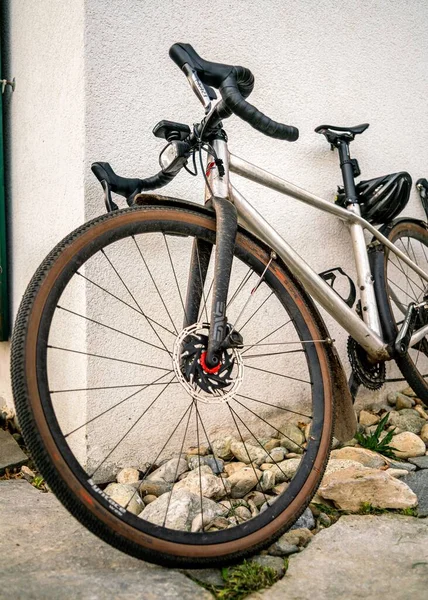 Een Verticaal Close Shot Van Een Fiets Leunend Tegen Een — Stockfoto