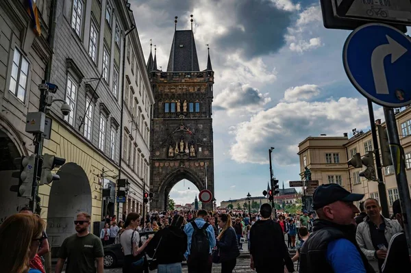 Eine Schöne Aufnahme Von Menschen Die Draußen Auf Der Karlsbrücke — Stockfoto