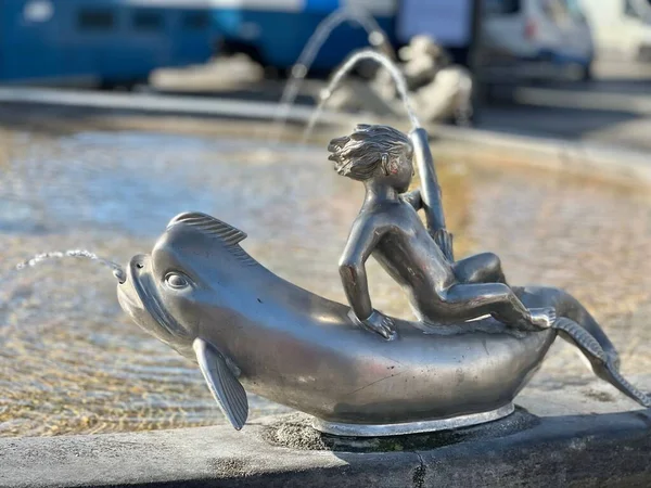 Bambino Sulla Fontana Statua Argento Delfino — Foto Stock