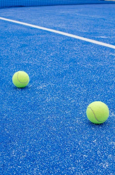 Sjuksköterska Fokus Två Paddel Tennis Ballar Blue Turf Paddle Tennis — Stockfoto