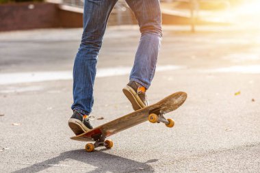 Kaykayla takla atan biri.