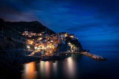 Manarola 'nın mavi saatte Cinque Terre' deki manzarasının manzarası.