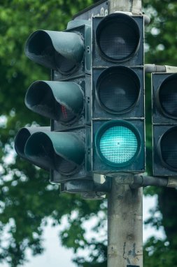 Yaya geçidindeki yayalar için yeşil trafik ışığı sinyalinin dikey görüntüsü