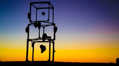 Afrika 'da yanan bir festivalde figürler ve alevlerden oluşan bir siluet