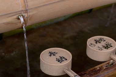 Asya geleneksel el yıkama tezgahının yüksek açılı çekimi.