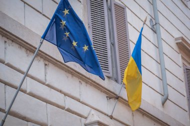 Ukrayna ve Avrupa Birliği 'nin bayraklarının Roma, İtalya' da asılı olduğu bir binaya yakın plan