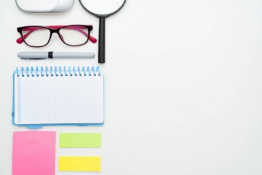 Masadaki çeşitli okul veya ofis malzemeleri - öğretmenlik, öğrenme, yazma araçları