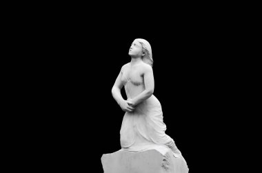 Güzel bir mermer heykel. Siyah arka planda izole edilmiş bir kadın heykeli.