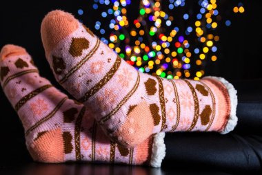 Noel çorapları içinde Bokeh ışıklarına yakın çekim
