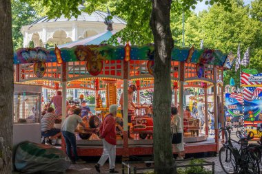 Atlıkarınca gezisi ya da insanların eğlendiği bir panayırda atlıkarınca gezisi.