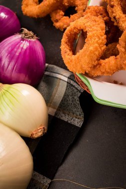 Soğan halkaları ve biraz soğan.
