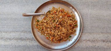 Sebze Schezwan kızarmış pilav tabakta. Vejetaryen Szechuan pirinci, Çin mutfağında dolmalık biber, yeşil fasulye ve havuç ile yapılan bir yemektir. Uzayı kopyala Üst görünüm