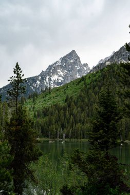 Fırtınadan önce Tetons 'un eteğindeki Leigh Gölü.