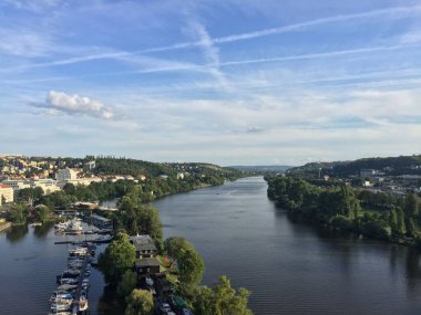 Prag 'da mavi arkaplanı olan güzel bir nehir manzarası
