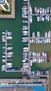 Limandaki demirli teknelerin dikey görüntüsü.