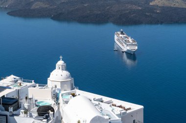 Yunanistan, Santorini Adası yakınlarında bir yolcu gemisi. Santorini Akdeniz 'in ikonik bir turizm beldesi.
