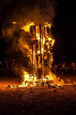 Karanlıkta alevlerle yanan bir Afrika festivali
