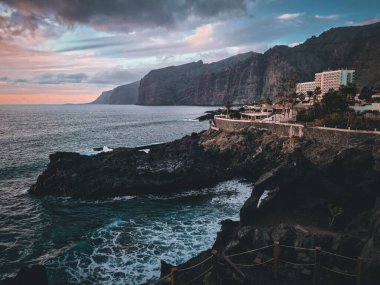 Gün batımında kayalık bir sahilin manzarası