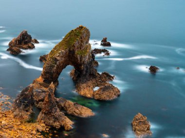 İrlanda 'daki Crohy Head Arch' ın insansız hava aracı görüntüsü.