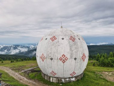 Pamir 'in Karpat Dağları' nda SSCB 'de inşa ettiği terk edilmiş Radyo Yer Bulma İstasyonu.